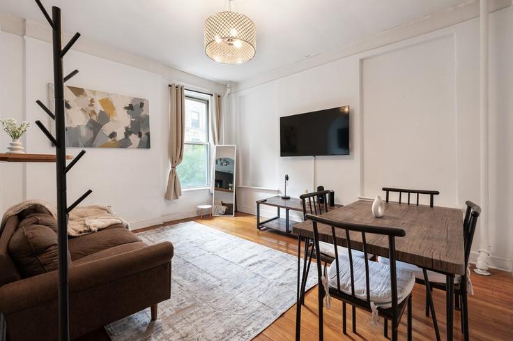 Elegant gestaltetes Wohnzimmer mit moderner Einrichtung in einer Wohnung im Building East 91st Street - furnishedhabitat - 1536475 in Manhattan, New York Elegant gestaltetes Wohnzimmer mit moderner Einrichtung in einer Wohnung im Building East 91st Street - furnishedhabitat - 1536475 in Manhattan, New York