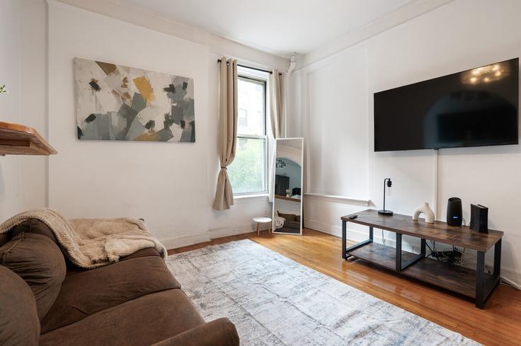 Elegant gestaltetes Wohnzimmer mit moderner Einrichtung in einer Wohnung im Building East 91st Street - furnishedhabitat - 1536475 in Manhattan, New York Elegant gestaltetes Wohnzimmer mit moderner Einrichtung in einer Wohnung im Building East 91st Street - furnishedhabitat - 1536475 in Manhattan, New York
