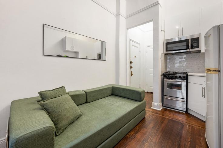 Manhattan, New York에 위치한 Building East 56th Street - furnishedhabitat - 1634351 유닛의 세련된 인테리어가 돋보이는 거실 Manhattan, New York에 위치한 Building East 56th Street - furnishedhabitat - 1634351 유닛의 세련된 인테리어가 돋보이는 거실