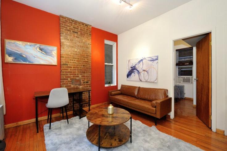 Manhattan, New York에 위치한 Building East 92nd Street - furnishedhabitat - 1323894 유닛의 세련된 인테리어가 돋보이는 거실 Manhattan, New York에 위치한 Building East 92nd Street - furnishedhabitat - 1323894 유닛의 세련된 인테리어가 돋보이는 거실