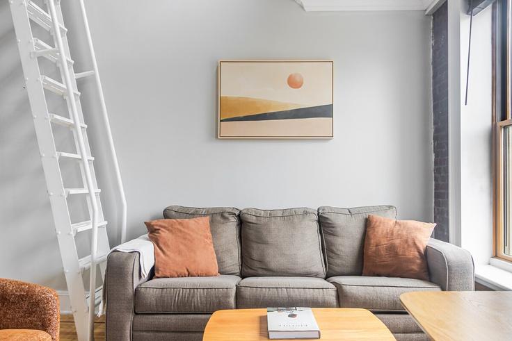Building West 47th Street - furnishedhabitat - 1323964 adresindeki bir dairede modern mobilyalarla zarif bir şekilde tasarlanmış oturma odası Manhattan, New York