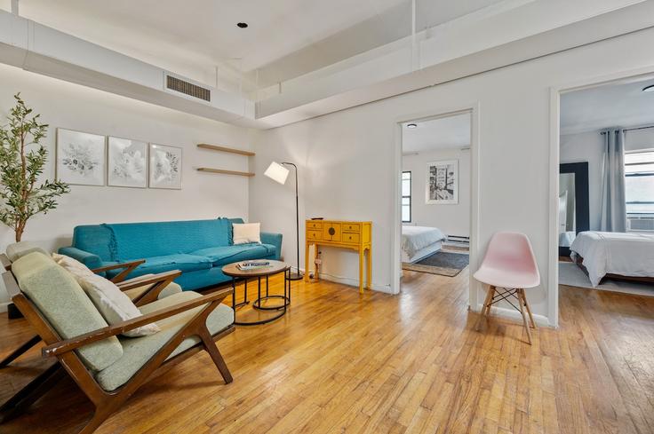 Building West 38th Street - furnishedhabitat - 1323910 adresindeki bir dairede modern mobilyalarla zarif bir şekilde tasarlanmış oturma odası Manhattan, New York