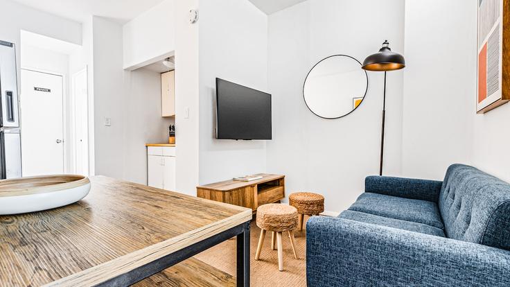 Building West 38th Street - furnishedhabitat - 1323978 adresindeki bir dairede modern mobilyalarla zarif bir şekilde tasarlanmış oturma odası Manhattan, New York