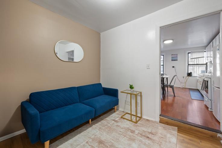 Elegant gestaltetes Wohnzimmer mit moderner Einrichtung in einer Wohnung im Building 9th Avenue - furnishedhabitat - 1323922 in Manhattan, New York