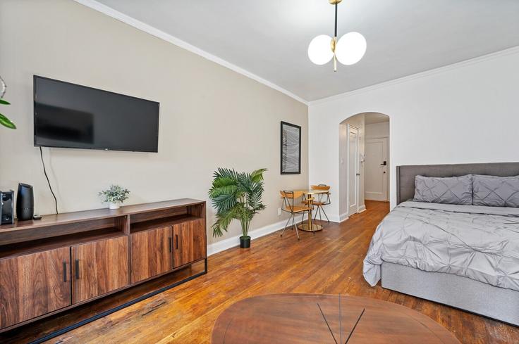 Building 1st Avenue - furnishedhabitat - 1323957 adresindeki bir dairede modern mobilyalarla zarif bir şekilde tasarlanmış oturma odası Manhattan, New York Building 1st Avenue - furnishedhabitat - 1323957 adresindeki bir dairede modern mobilyalarla zarif bir şekilde tasarlanmış oturma odası Manhattan, New York