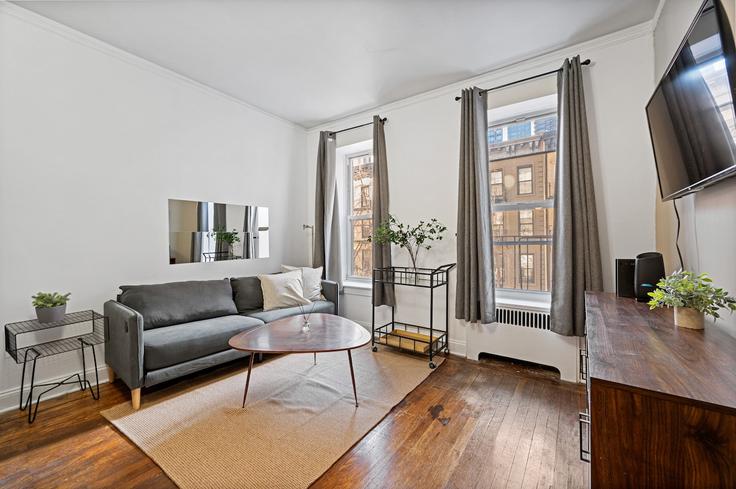 New York ManhattanのBuilding 1st Avenue - furnishedhabitat - 1323957のアパートメントにある、モダンな家具を備えたエレガントなデザインのリビングルーム New York ManhattanのBuilding 1st Avenue - furnishedhabitat - 1323957のアパートメントにある、モダンな家具を備えたエレガントなデザインのリビングルーム