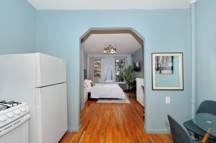 Building East 89th Street - furnishedhabitat - 1323902 adresindeki bir dairede modern mobilyalarla zarif bir şekilde tasarlanmış oturma odası Manhattan, New York
