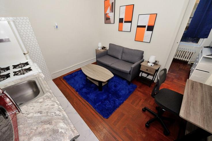 Elegant gestaltetes Wohnzimmer mit moderner Einrichtung in einer Wohnung im Building East 77th Street - furnishedhabitat - 1323928 in Manhattan, New York