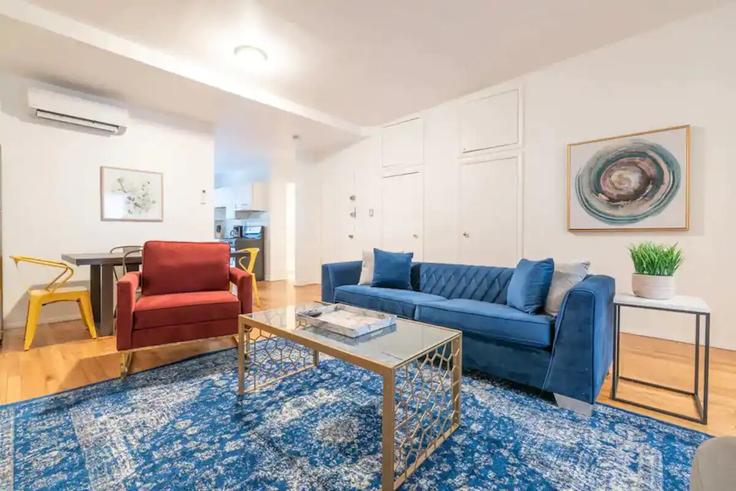 Elegant gestaltetes Wohnzimmer mit moderner Einrichtung in einer Wohnung im Building West 37th Street - furnishedhabitat - 1323946 in Manhattan, New York