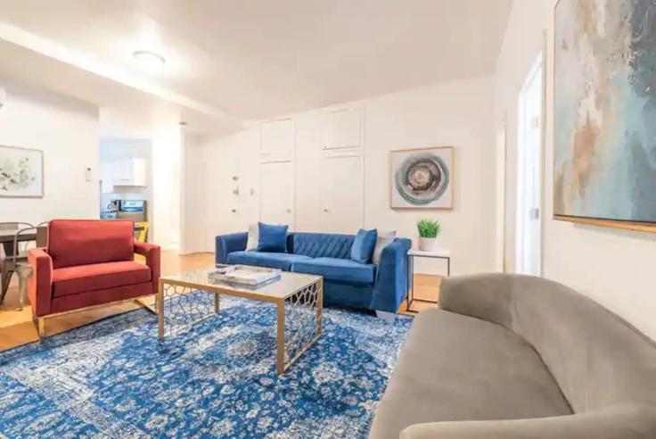Manhattan, New York에 위치한 Building West 37th Street - furnishedhabitat - 1323946 유닛의 세련된 인테리어가 돋보이는 거실 Manhattan, New York에 위치한 Building West 37th Street - furnishedhabitat - 1323946 유닛의 세련된 인테리어가 돋보이는 거실