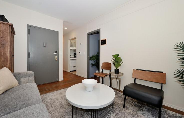 Elegante sala de estar con mobiliario moderno en un apartamento en Building West 38th Street - furnishedhabitat - 1323911 en Manhattan, New York Elegante sala de estar con mobiliario moderno en un apartamento en Building West 38th Street - furnishedhabitat - 1323911 en Manhattan, New York