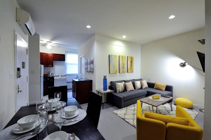 Elegant gestaltetes Wohnzimmer mit moderner Einrichtung in einer Wohnung im Building West 36th Street - furnishedhabitat - 1323904 in Manhattan, New York