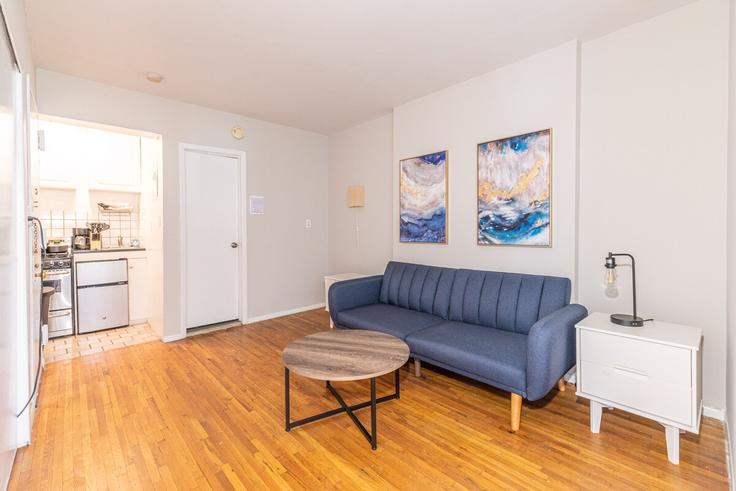 Salle de séjour élégante avec mobilier moderne dans un appartement à Building West 56th Street - furnishedhabitat - 1323959 à Manhattan, New York Salle de séjour élégante avec mobilier moderne dans un appartement à Building West 56th Street - furnishedhabitat - 1323959 à Manhattan, New York