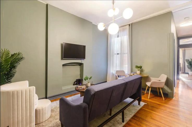 Building West 84th Street - furnishedhabitat - 1323907 adresindeki bir dairede modern mobilyalarla zarif bir şekilde tasarlanmış oturma odası Manhattan, New York