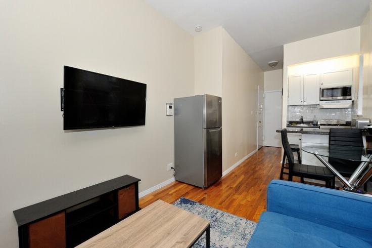 Elegante sala de estar con mobiliario moderno en un apartamento en Building East 34th Street - furnishedhabitat - 1323982 en Manhattan, New York Elegante sala de estar con mobiliario moderno en un apartamento en Building East 34th Street - furnishedhabitat - 1323982 en Manhattan, New York