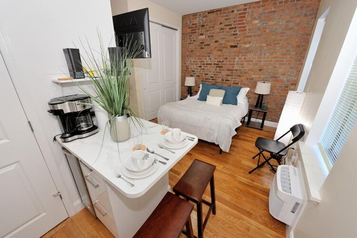 Salle de séjour élégante avec mobilier moderne dans un appartement à Building MacDougal Street - furnishedhabitat - 1323956 à Manhattan, New York