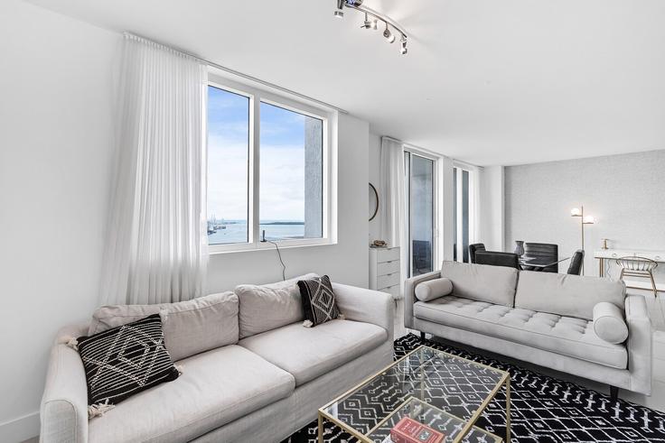 Miami, Miami에 위치한 Building Northeast 3rd Avenue - furnishedhabitat - 1364163 유닛의 세련된 인테리어가 돋보이는 거실