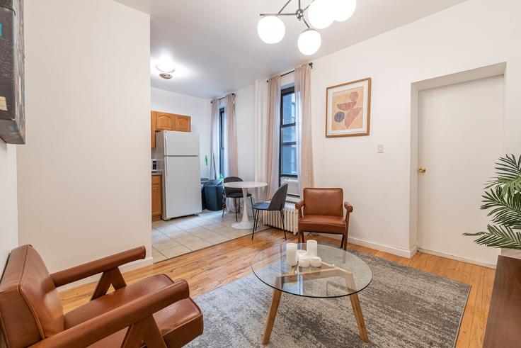 Building East 57th Street - furnishedhabitat - 1323942 adresindeki bir dairede modern mobilyalarla zarif bir şekilde tasarlanmış oturma odası Manhattan, New York