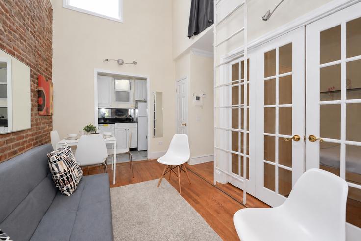 Salle de séjour élégante avec mobilier moderne dans un appartement à Building West 47th Street - furnishedhabitat - 1323940 à Manhattan, New York