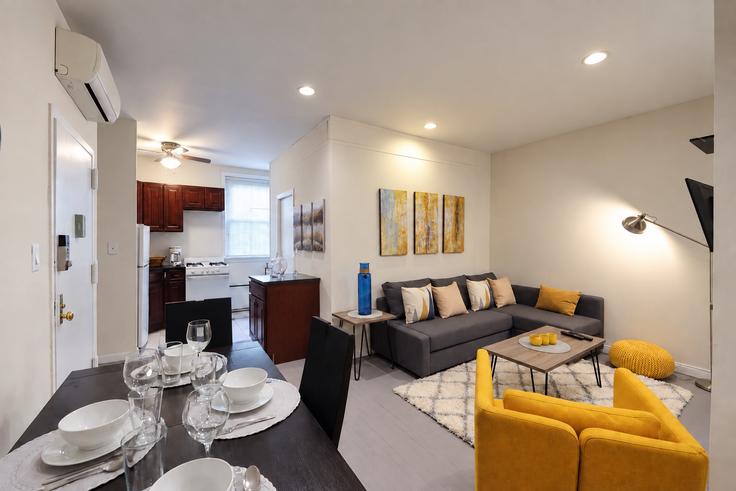 Building West 36th Street - furnishedhabitat - 1323904 adresindeki bir dairede modern mobilyalarla zarif bir şekilde tasarlanmış oturma odası Manhattan, New York Building West 36th Street - furnishedhabitat - 1323904 adresindeki bir dairede modern mobilyalarla zarif bir şekilde tasarlanmış oturma odası Manhattan, New York