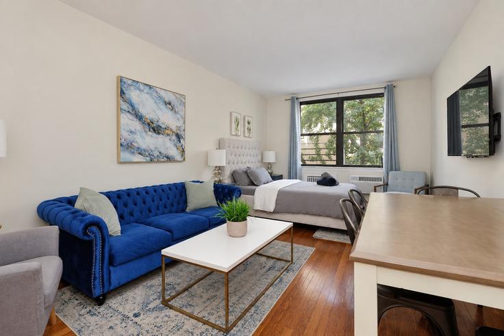 Building York Avenue - furnishedhabitat - 1323914 adresindeki bir dairede modern mobilyalarla zarif bir şekilde tasarlanmış oturma odası Manhattan, New York Building York Avenue - furnishedhabitat - 1323914 adresindeki bir dairede modern mobilyalarla zarif bir şekilde tasarlanmış oturma odası Manhattan, New York
