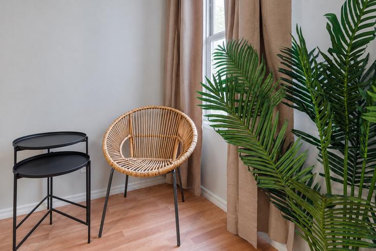Building 9th Avenue - furnishedhabitat - 1323926 adresindeki bir dairede modern mobilyalarla zarif bir şekilde tasarlanmış oturma odası Manhattan, New York Building 9th Avenue - furnishedhabitat - 1323926 adresindeki bir dairede modern mobilyalarla zarif bir şekilde tasarlanmış oturma odası Manhattan, New York