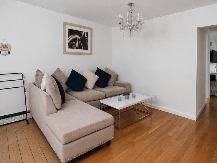 Elegant gestaltetes Wohnzimmer mit moderner Einrichtung in einer Wohnung im Building East 34th Street - furnishedhabitat - 1323968 in Manhattan, New York Elegant gestaltetes Wohnzimmer mit moderner Einrichtung in einer Wohnung im Building East 34th Street - furnishedhabitat - 1323968 in Manhattan, New York