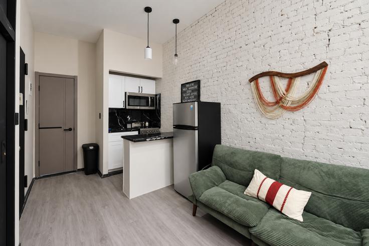 Manhattan, New York에 위치한 Building West 43rd Street - furnishedhabitat - 1560796 유닛의 세련된 인테리어가 돋보이는 거실 Manhattan, New York에 위치한 Building West 43rd Street - furnishedhabitat - 1560796 유닛의 세련된 인테리어가 돋보이는 거실