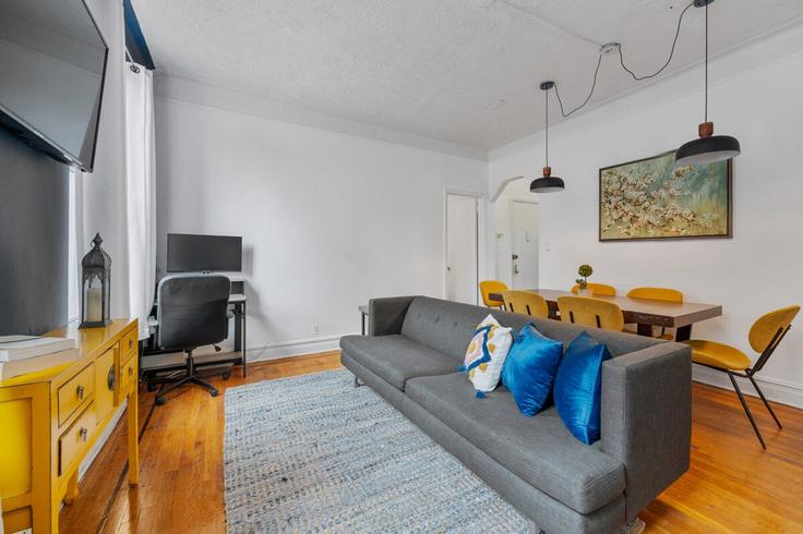 Salle de séjour élégante avec mobilier moderne dans un appartement à Building West 48th Street - furnishedhabitat - 1323962 à Manhattan, New York