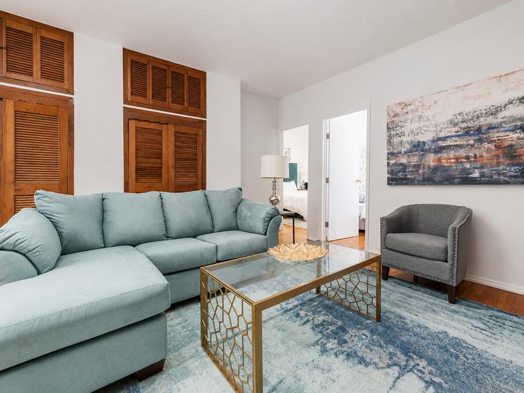 Salle de séjour élégante avec mobilier moderne dans un appartement à Building 9th Avenue - furnishedhabitat - 1323970 à Manhattan, New York