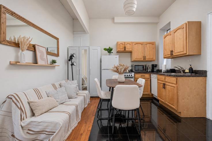 Salle de séjour élégante avec mobilier moderne dans un appartement à Building West 46th Street - furnishedhabitat - 1323961 à Manhattan, New York