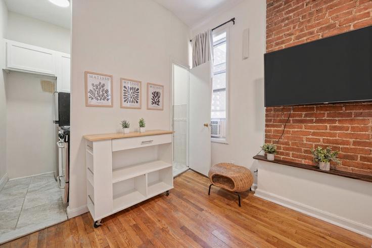 Building East 94th Street - furnishedhabitat - 1323898 adresindeki bir dairede modern mobilyalarla zarif bir şekilde tasarlanmış oturma odası Manhattan, New York Building East 94th Street - furnishedhabitat - 1323898 adresindeki bir dairede modern mobilyalarla zarif bir şekilde tasarlanmış oturma odası Manhattan, New York