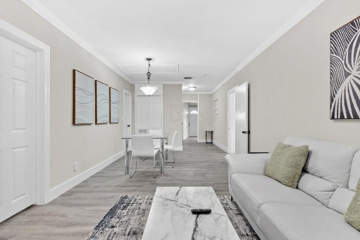 Elegant gestaltetes Wohnzimmer mit moderner Einrichtung in einer Wohnung im Building Southwest 27th Street - furnishedhabitat - 1323924 in Miami, Miami