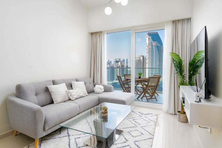 Salle de séjour élégante avec mobilier moderne dans un appartement à Building Marasi Dr - gala-guests-vacation-homes-rental - 1516349 à Business Bay, Dubai Salle de séjour élégante avec mobilier moderne dans un appartement à Building Marasi Dr - gala-guests-vacation-homes-rental - 1516349 à Business Bay, Dubai