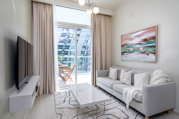 Salle de séjour élégante avec mobilier moderne dans un appartement à Building Marasi Drive - gala-guests-vacation-homes-rental - 1516350 à Business Bay, Dubai Salle de séjour élégante avec mobilier moderne dans un appartement à Building Marasi Drive - gala-guests-vacation-homes-rental - 1516350 à Business Bay, Dubai