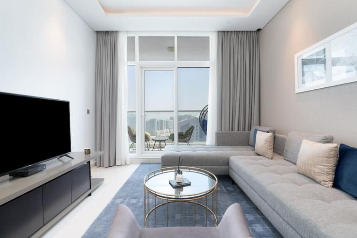 Salle de séjour élégante avec mobilier moderne dans un appartement à Building Marasi Drive - gala-guests-vacation-homes-rental - 1516352 à Business Bay, Dubai Salle de séjour élégante avec mobilier moderne dans un appartement à Building Marasi Drive - gala-guests-vacation-homes-rental - 1516352 à Business Bay, Dubai