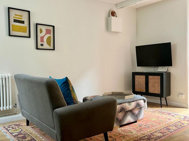 Salle de séjour élégante avec mobilier moderne dans un appartement à Building Sheppards Barton - gemma-chandley - 1386760 à Mendip District, Frome