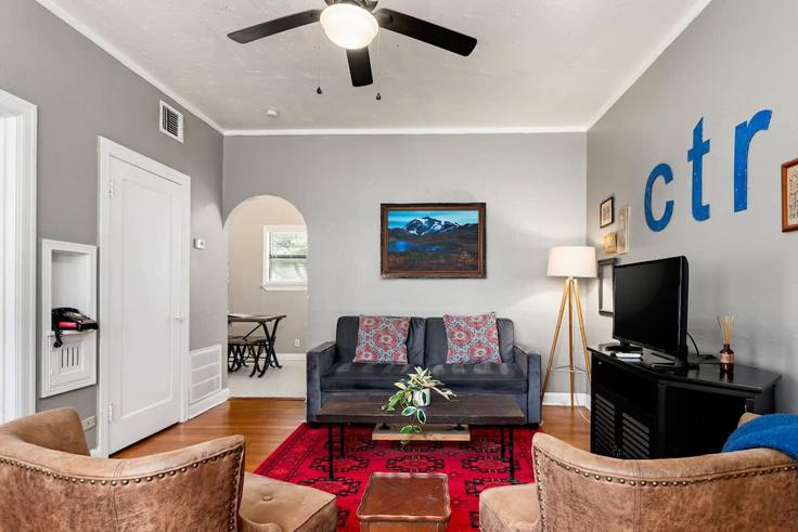 Salle de séjour élégante avec mobilier moderne dans un appartement à Building West Magnolia Avenue - gentlenest - 1496379 à San Antonio, San Antonio