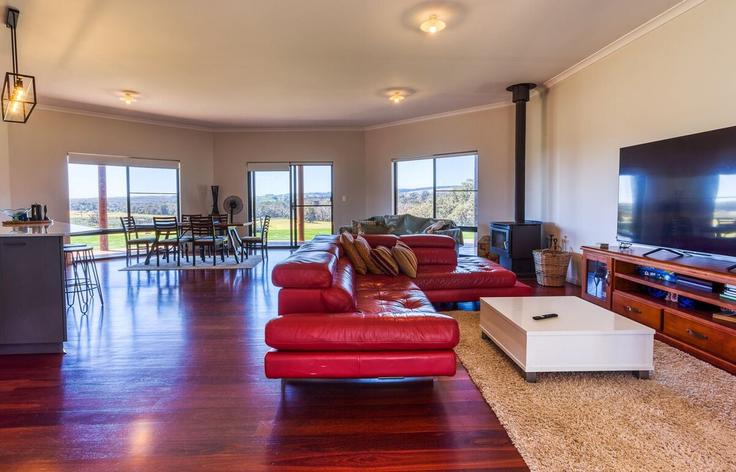 Elegant gestaltetes Wohnzimmer mit moderner Einrichtung in einer Wohnung im Building Dean Road - geographe-holiday-homes - 1532476 in Nannup, Nannup Elegant gestaltetes Wohnzimmer mit moderner Einrichtung in einer Wohnung im Building Dean Road - geographe-holiday-homes - 1532476 in Nannup, Nannup
