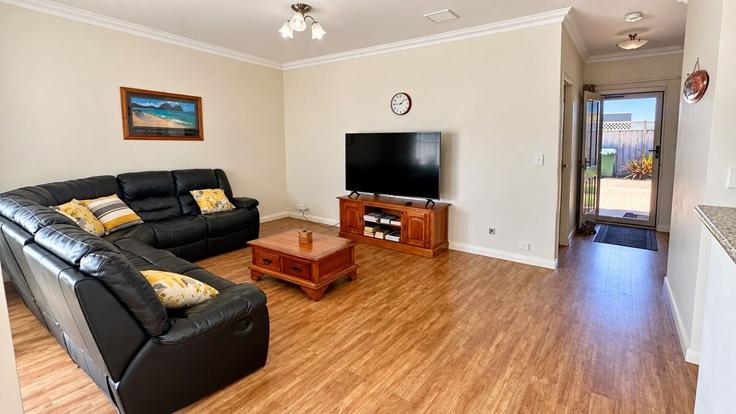 Busselton BusseltonのBuilding Fairbairn Road - geographe-holiday-homes - 1532470のアパートメントにある、モダンな家具を備えたエレガントなデザインのリビングルーム Busselton BusseltonのBuilding Fairbairn Road - geographe-holiday-homes - 1532470のアパートメントにある、モダンな家具を備えたエレガントなデザインのリビングルーム