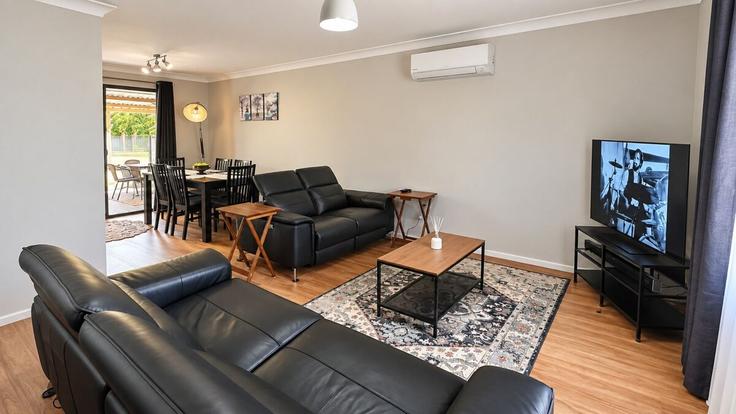 Building Grange Road - geographe-holiday-homes - 1532462 adresindeki bir dairede modern mobilyalarla zarif bir şekilde tasarlanmış oturma odası Nannup, Nannup Building Grange Road - geographe-holiday-homes - 1532462 adresindeki bir dairede modern mobilyalarla zarif bir şekilde tasarlanmış oturma odası Nannup, Nannup