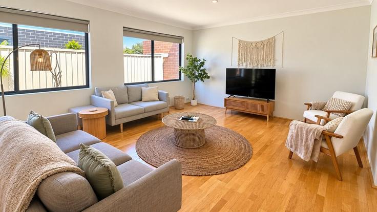 Sala de estar elegantemente projetada com móveis modernos em um apartamento no Building Monclair Circuit - geographe-holiday-homes - 1532471 em Dunsborough, Dunsborough
