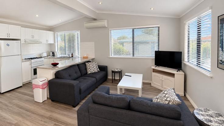 Sala de estar elegantemente projetada com móveis modernos em um apartamento no Building Bussell Highway - geographe-holiday-homes - 1532475 em Broadwater, Busselton