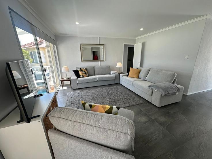 South Yunderup, Mandurah에 위치한 Building Tatham Road - geographe-holiday-homes - 1532522 유닛의 세련된 인테리어가 돋보이는 거실 South Yunderup, Mandurah에 위치한 Building Tatham Road - geographe-holiday-homes - 1532522 유닛의 세련된 인테리어가 돋보이는 거실