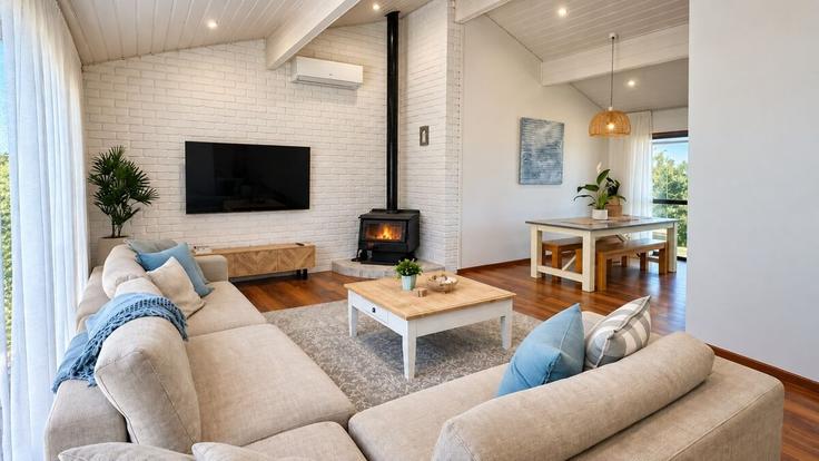 Building William Drive - geographe-holiday-homes - 1532509 adresindeki bir dairede modern mobilyalarla zarif bir şekilde tasarlanmış oturma odası Broadwater, Busselton Building William Drive - geographe-holiday-homes - 1532509 adresindeki bir dairede modern mobilyalarla zarif bir şekilde tasarlanmış oturma odası Broadwater, Busselton