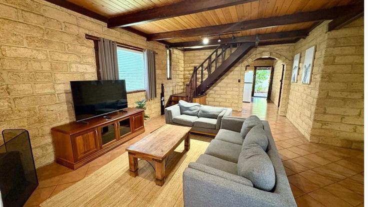 Sala de estar elegantemente projetada com móveis modernos em um apartamento no Building Orchid Court - geographe-holiday-homes - 1532525 em Geographe, Busselton Sala de estar elegantemente projetada com móveis modernos em um apartamento no Building Orchid Court - geographe-holiday-homes - 1532525 em Geographe, Busselton