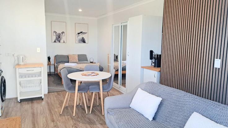 Salle de séjour élégante avec mobilier moderne dans un appartement à Building Trevally Way - geographe-holiday-homes - 1532537 à Vasse, Vasse
