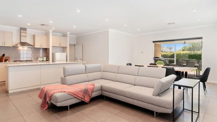 Erskine, Mandurah에 위치한 Building Len Howard Drive - geographe-holiday-homes - 1532565 유닛의 세련된 인테리어가 돋보이는 거실 Erskine, Mandurah에 위치한 Building Len Howard Drive - geographe-holiday-homes - 1532565 유닛의 세련된 인테리어가 돋보이는 거실