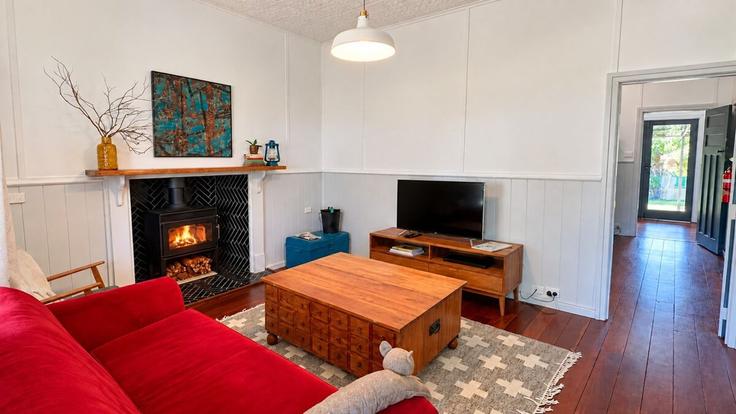 Building Adam Street - geographe-holiday-homes - 1532567 adresindeki bir dairede modern mobilyalarla zarif bir şekilde tasarlanmış oturma odası Nannup, Nannup Building Adam Street - geographe-holiday-homes - 1532567 adresindeki bir dairede modern mobilyalarla zarif bir şekilde tasarlanmış oturma odası Nannup, Nannup