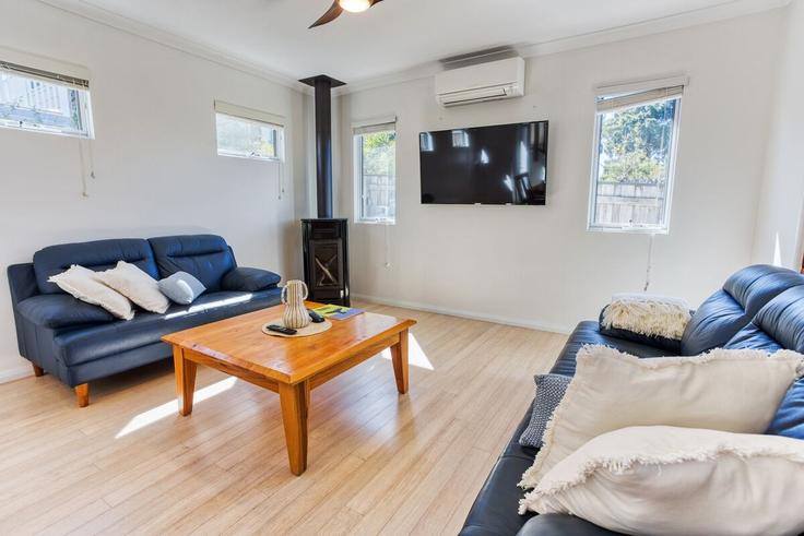 Sala de estar elegantemente projetada com móveis modernos em um apartamento no Building Smith Street - geographe-holiday-homes - 1532547 em Dunsborough, Dunsborough